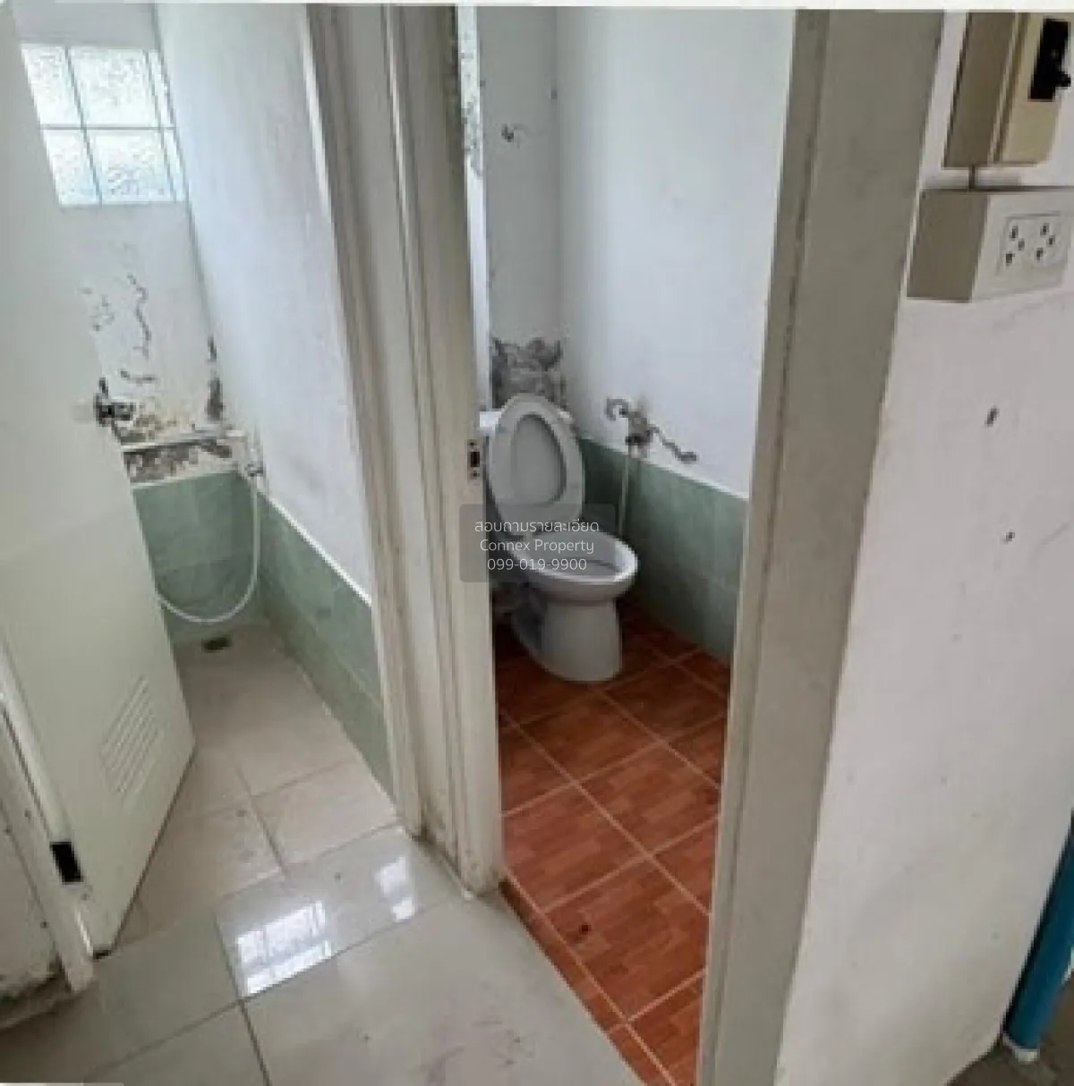 For Rent Four-story commercial building at Phra Nangklao intersec