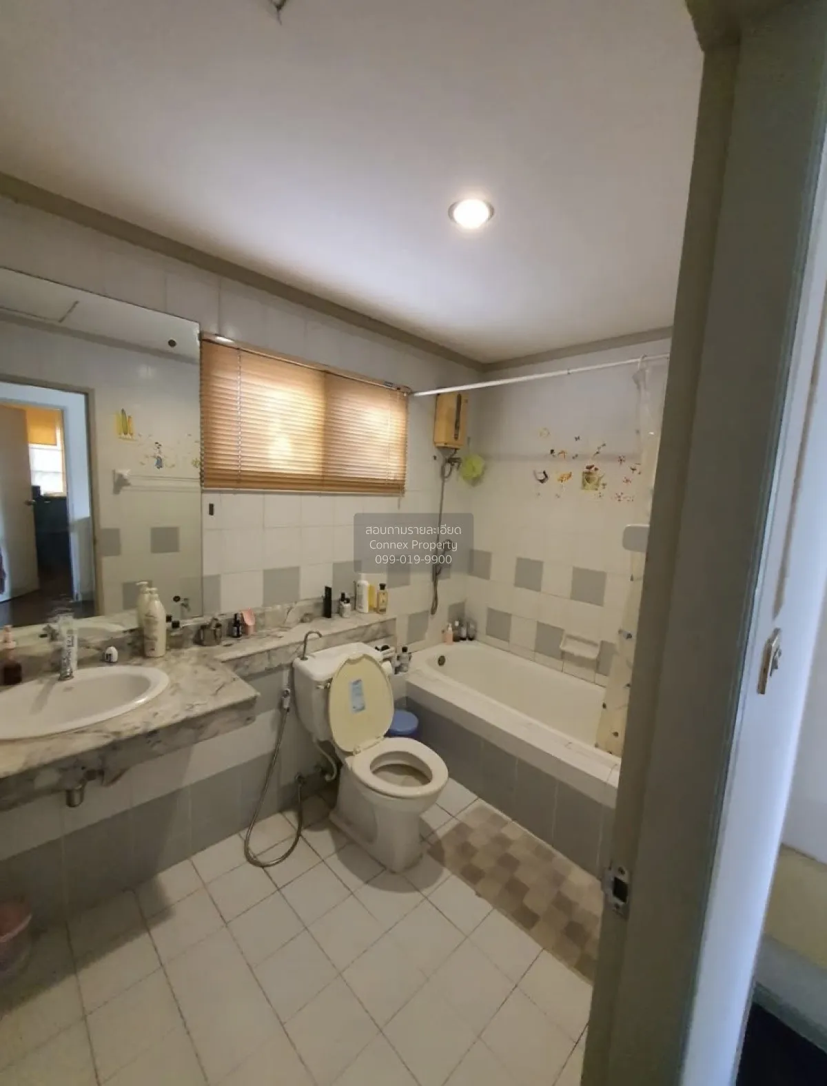 For Sale Townhouse/Townhome  , Busarin Ramintra , corner unit , w