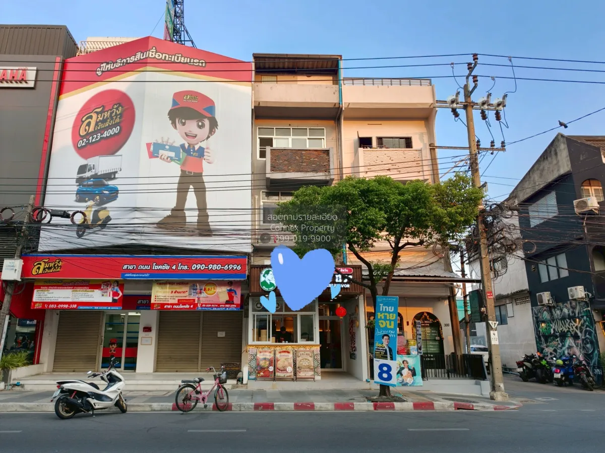 Shophouse for sale in Chokchai 4, on the main road, sold with exi 1