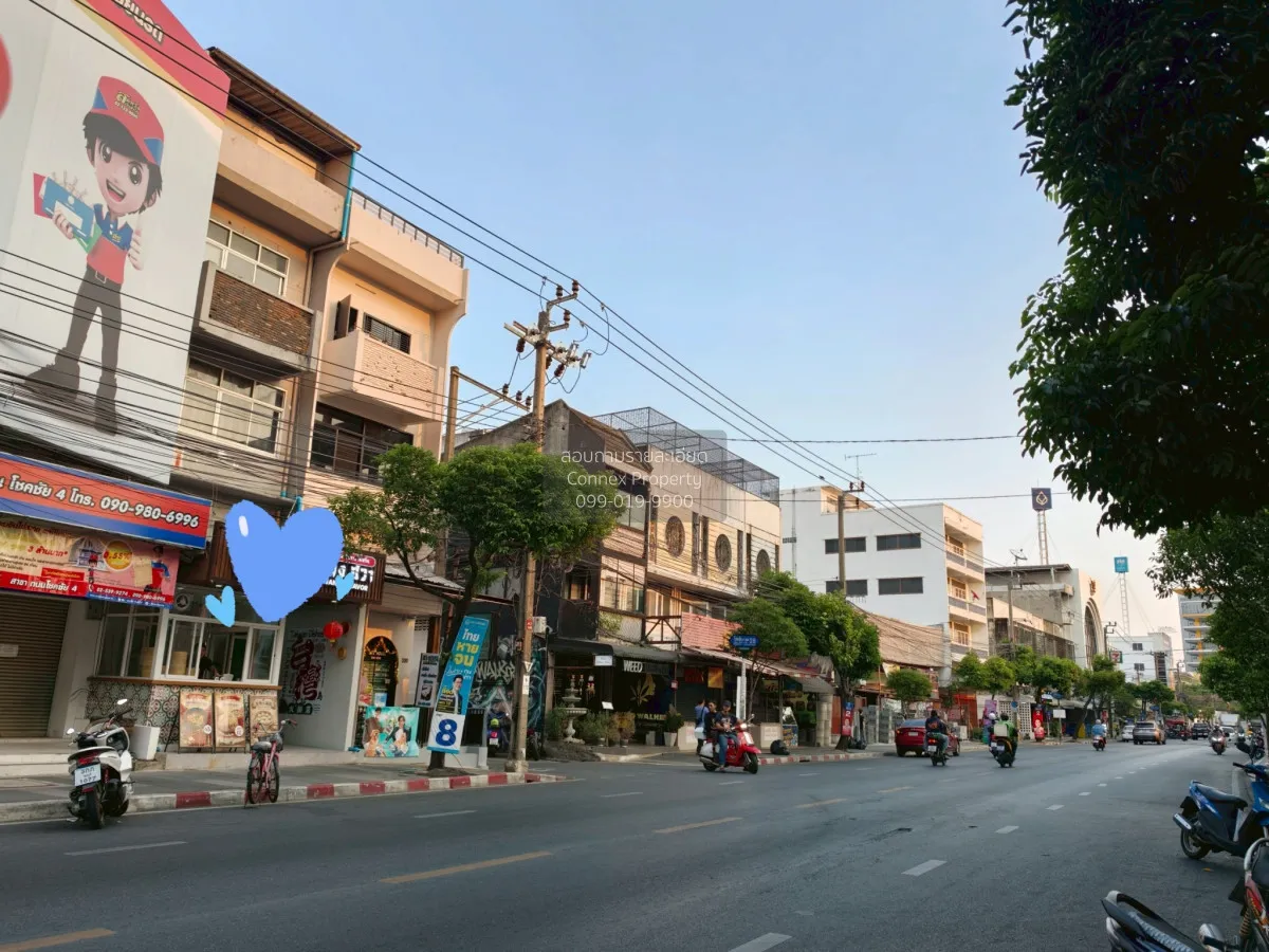 Shophouse for sale in Chokchai 4, on the main road, sold with exi 2