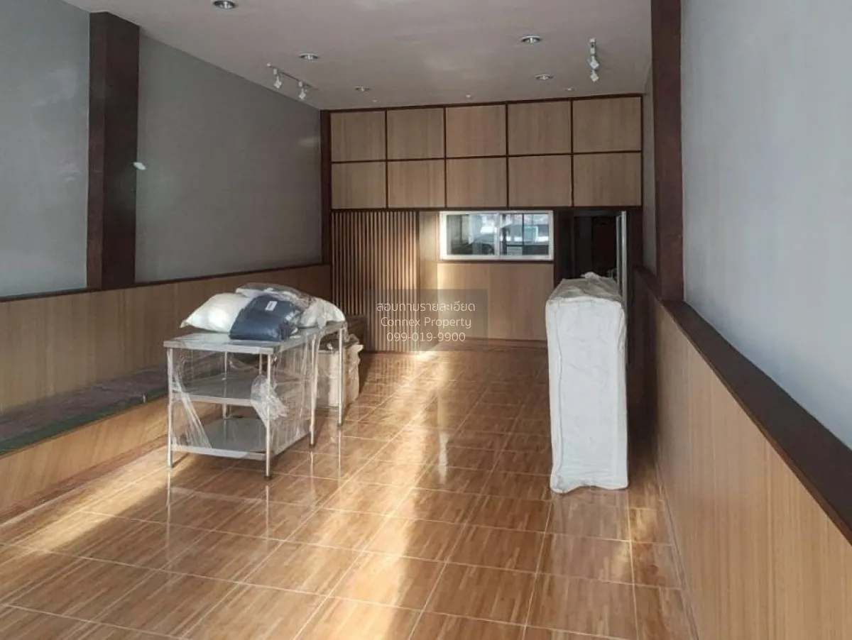 Shophouse for sale in Chokchai 4, on the main road, sold with exi 3