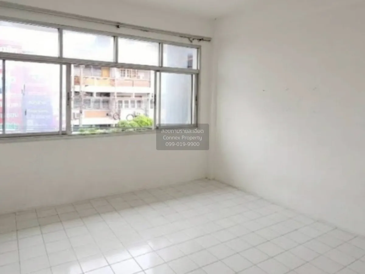 Shophouse for sale in Chokchai 4, on the main road, sold with exi