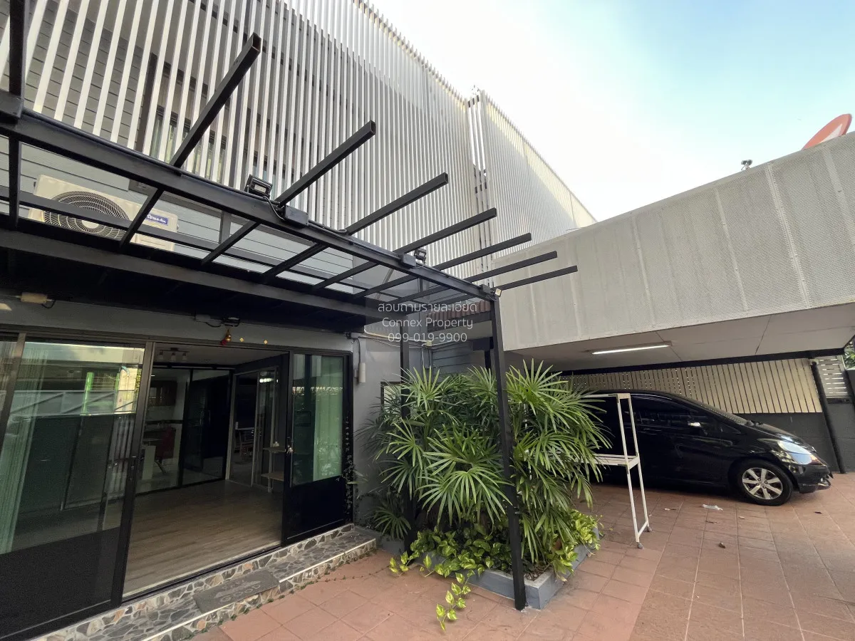 For Rent House-Home office Lad Prao 83 , corner unit , wide front