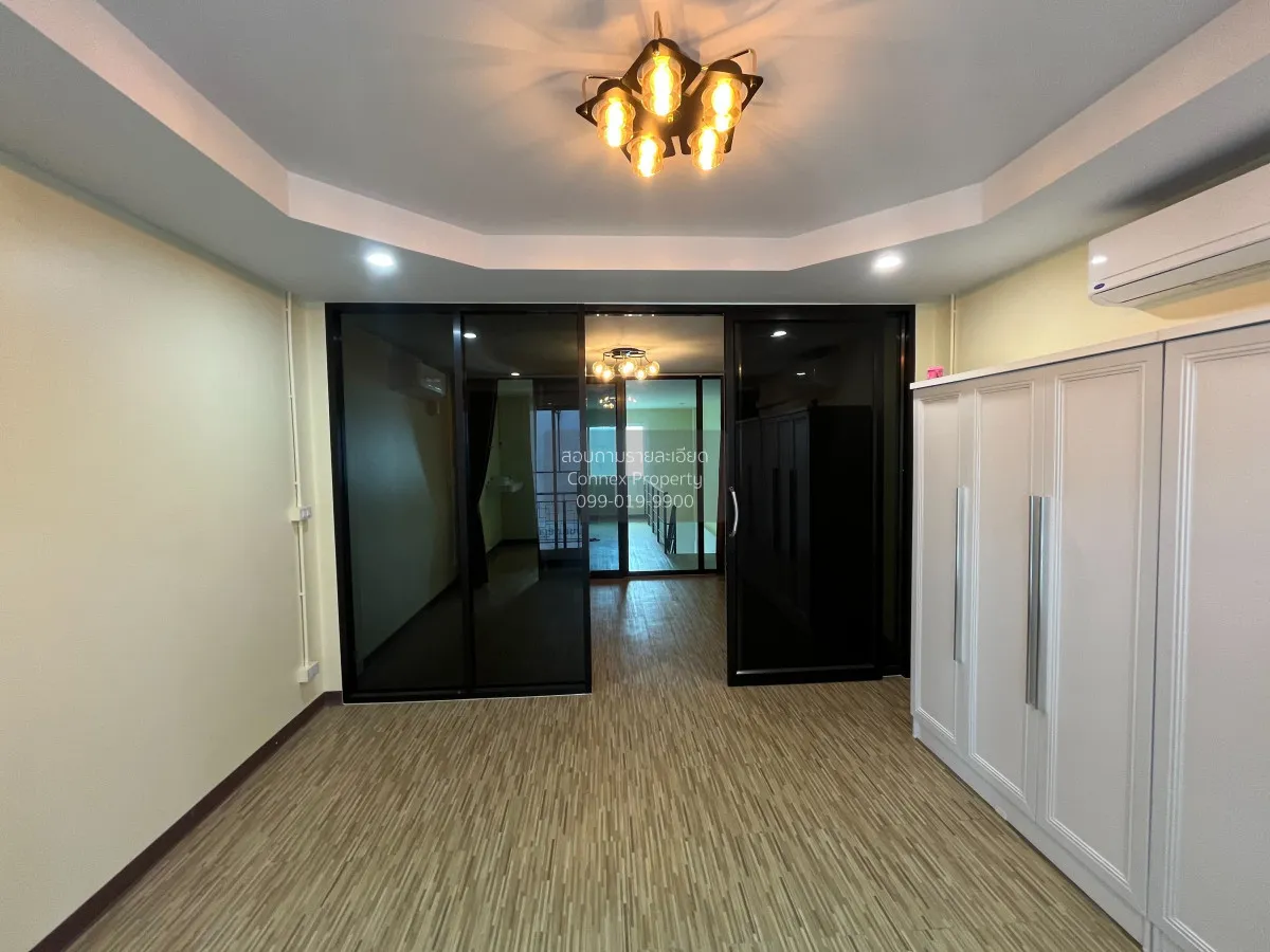 For Sale Commercial building at old Fin Market (Praksa)  , high f