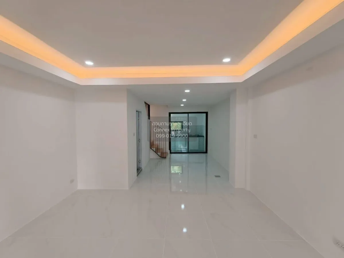 For Sale Townhouse/Townhome  , Preecha 11 , newly renovated , MRT 4