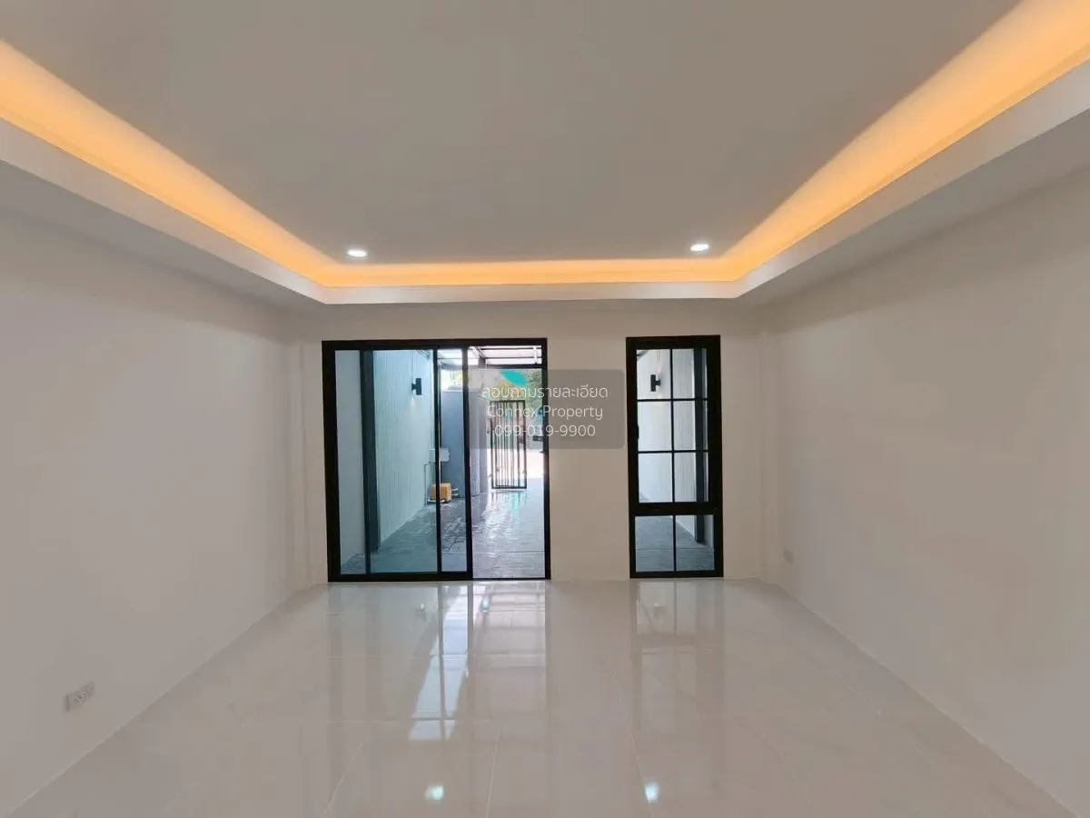 For Sale Townhouse/Townhome  , Preecha 11 , newly renovated , MRT