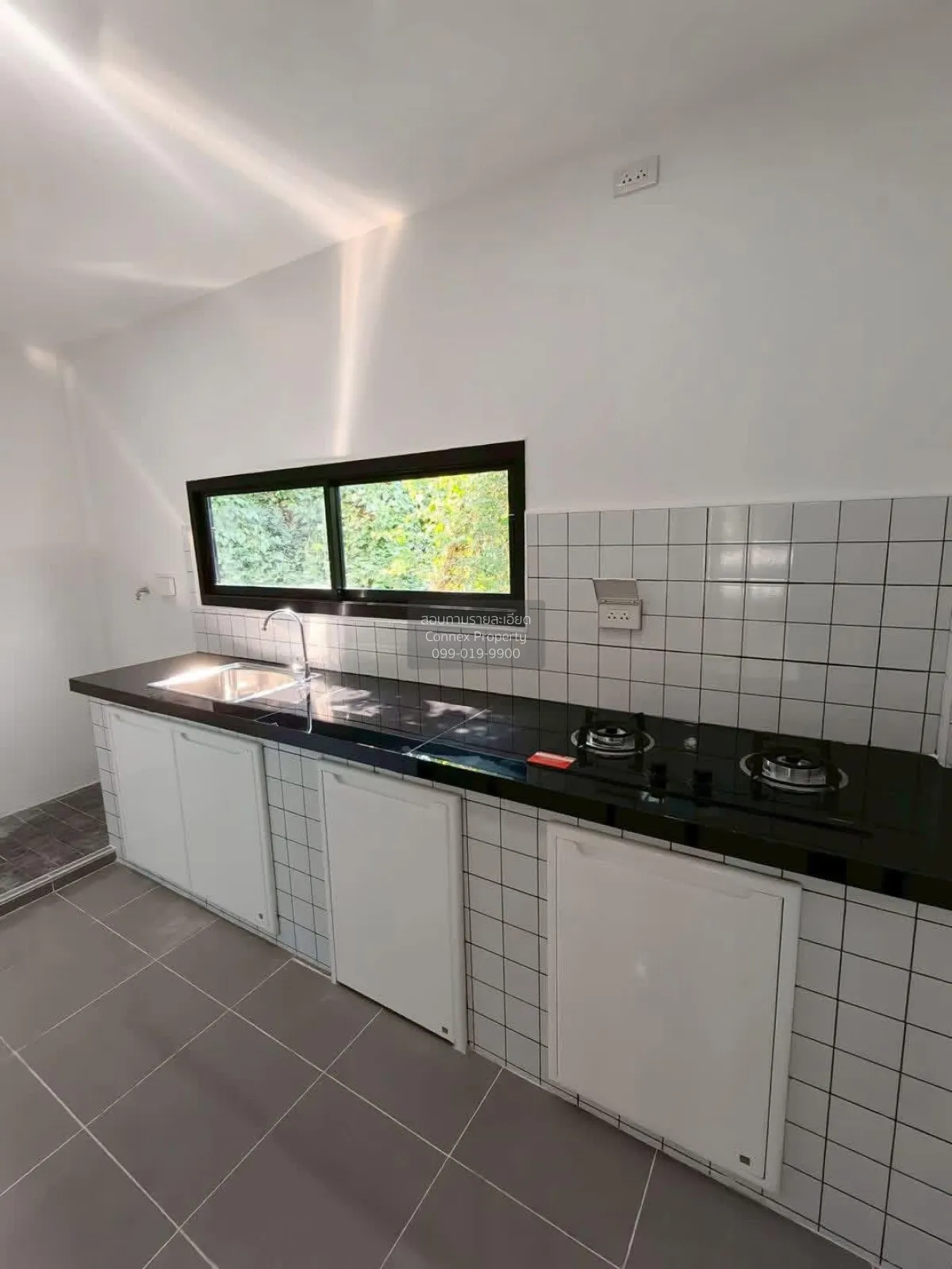 For Sale Townhouse/Townhome  , Preecha 11 , newly renovated , MRT