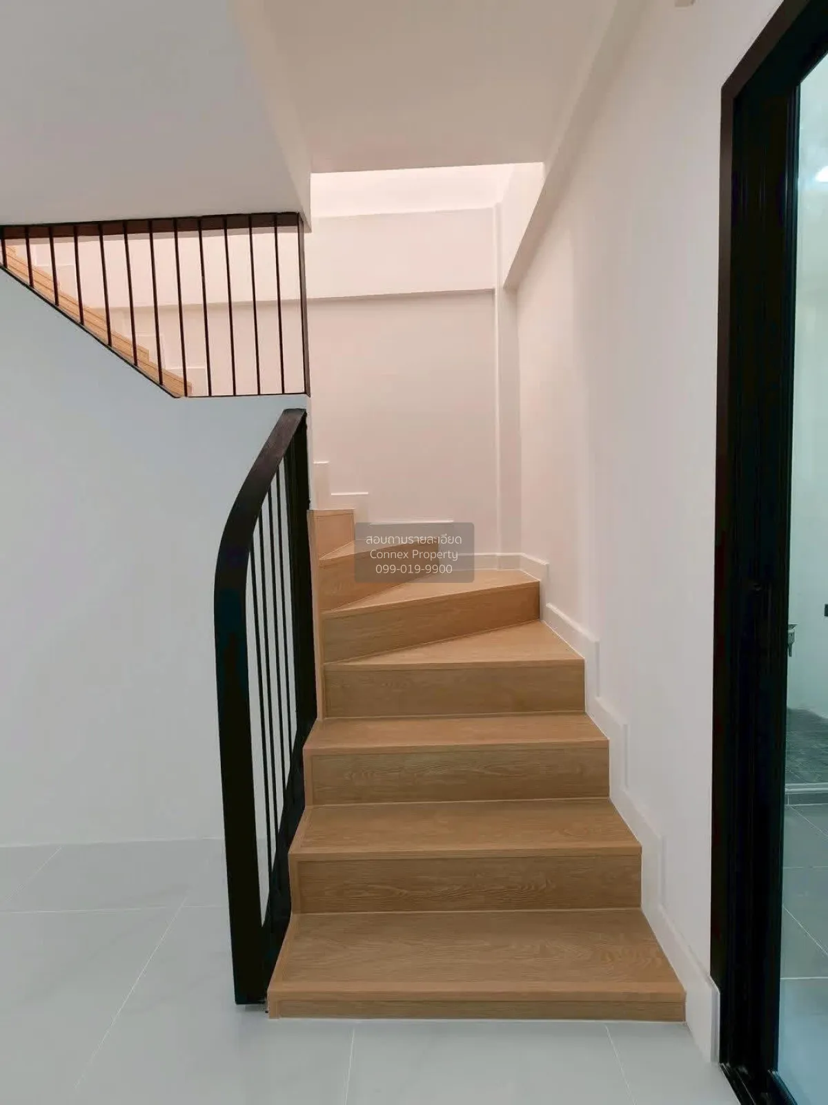 For Sale Townhouse/Townhome  , Preecha 11 , newly renovated , MRT