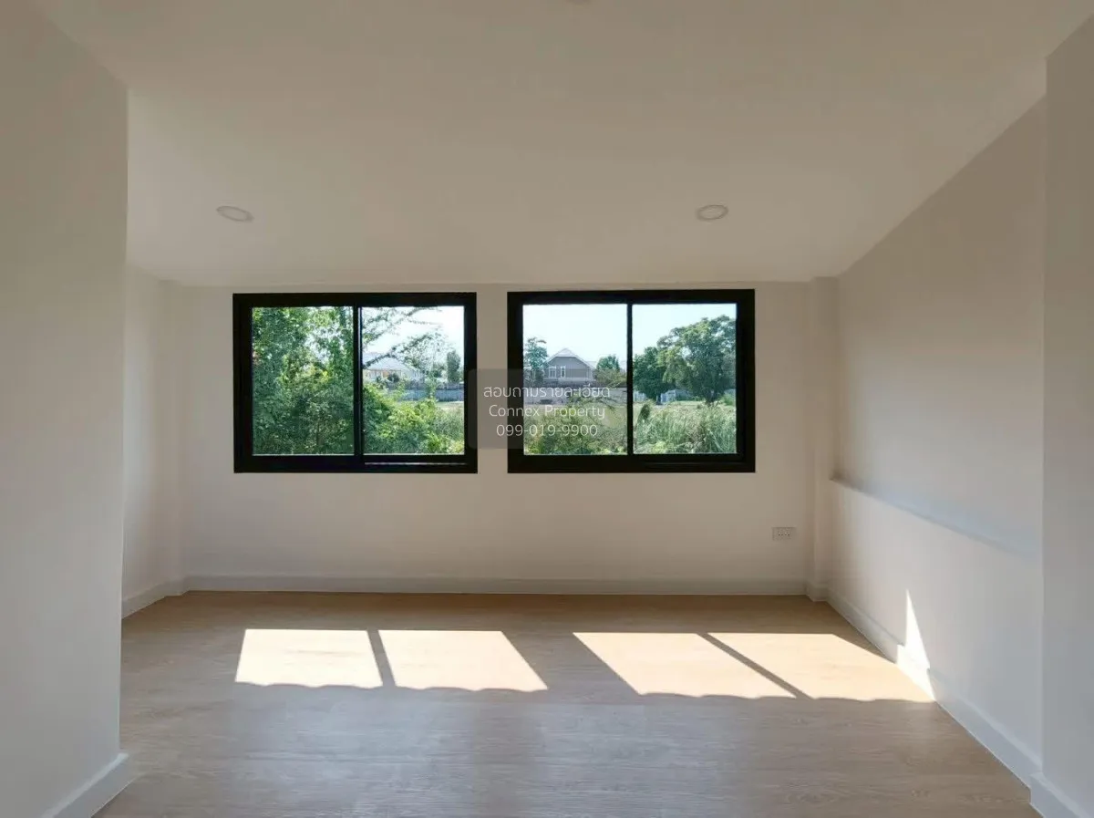 For Sale Townhouse/Townhome  , Preecha 11 , newly renovated , MRT