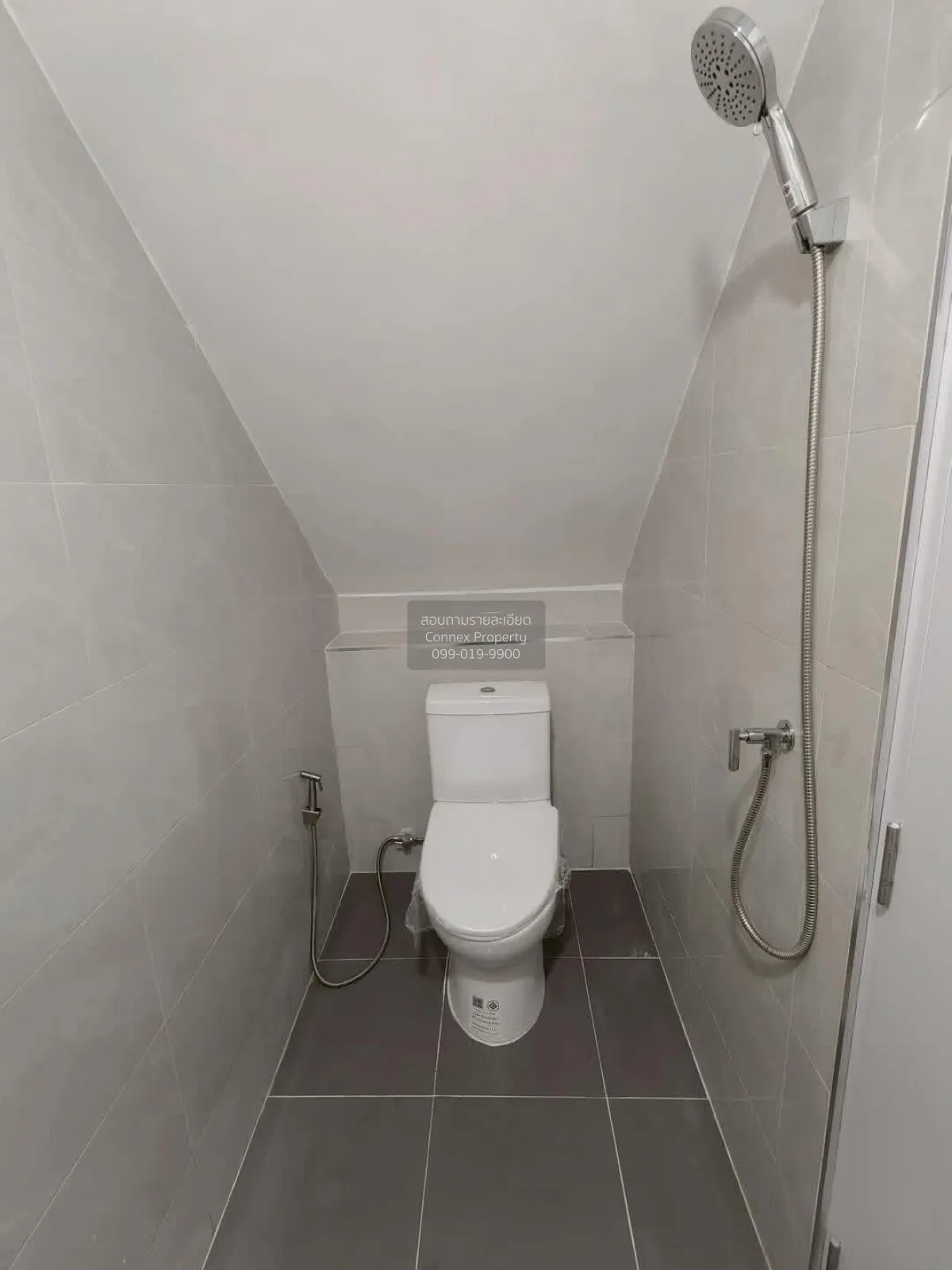 For Sale Townhouse/Townhome  , Preecha 11 , newly renovated , MRT