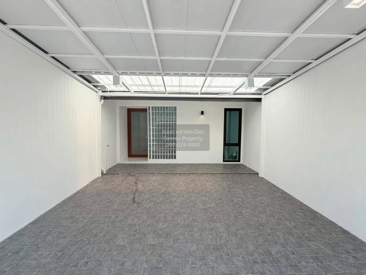 For Sale One and a half story townhouse , Soi Ngamwongwan 35 , ne 2