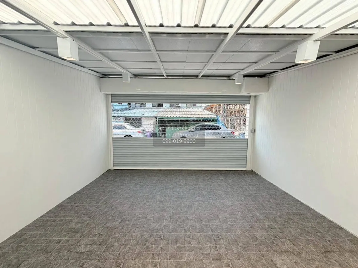 For Sale One and a half story townhouse , Soi Ngamwongwan 35 , ne 3