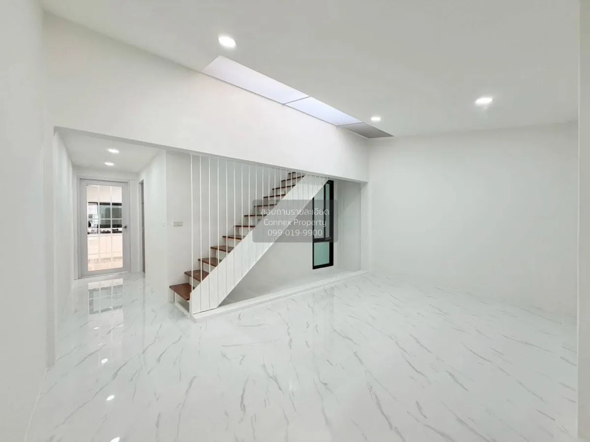 For Sale One and a half story townhouse , Soi Ngamwongwan 35 , ne 4