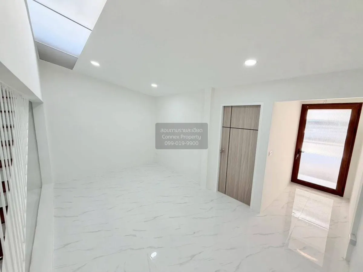 For Sale One and a half story townhouse , Soi Ngamwongwan 35 , ne