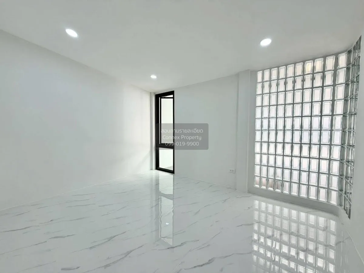 For Sale One and a half story townhouse , Soi Ngamwongwan 35 , ne