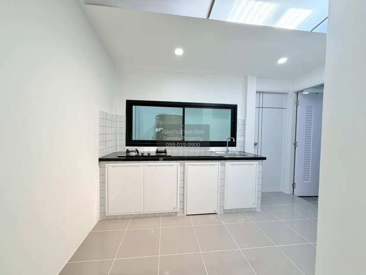 For Sale One and a half story townhouse , Soi Ngamwongwan 35 , ne