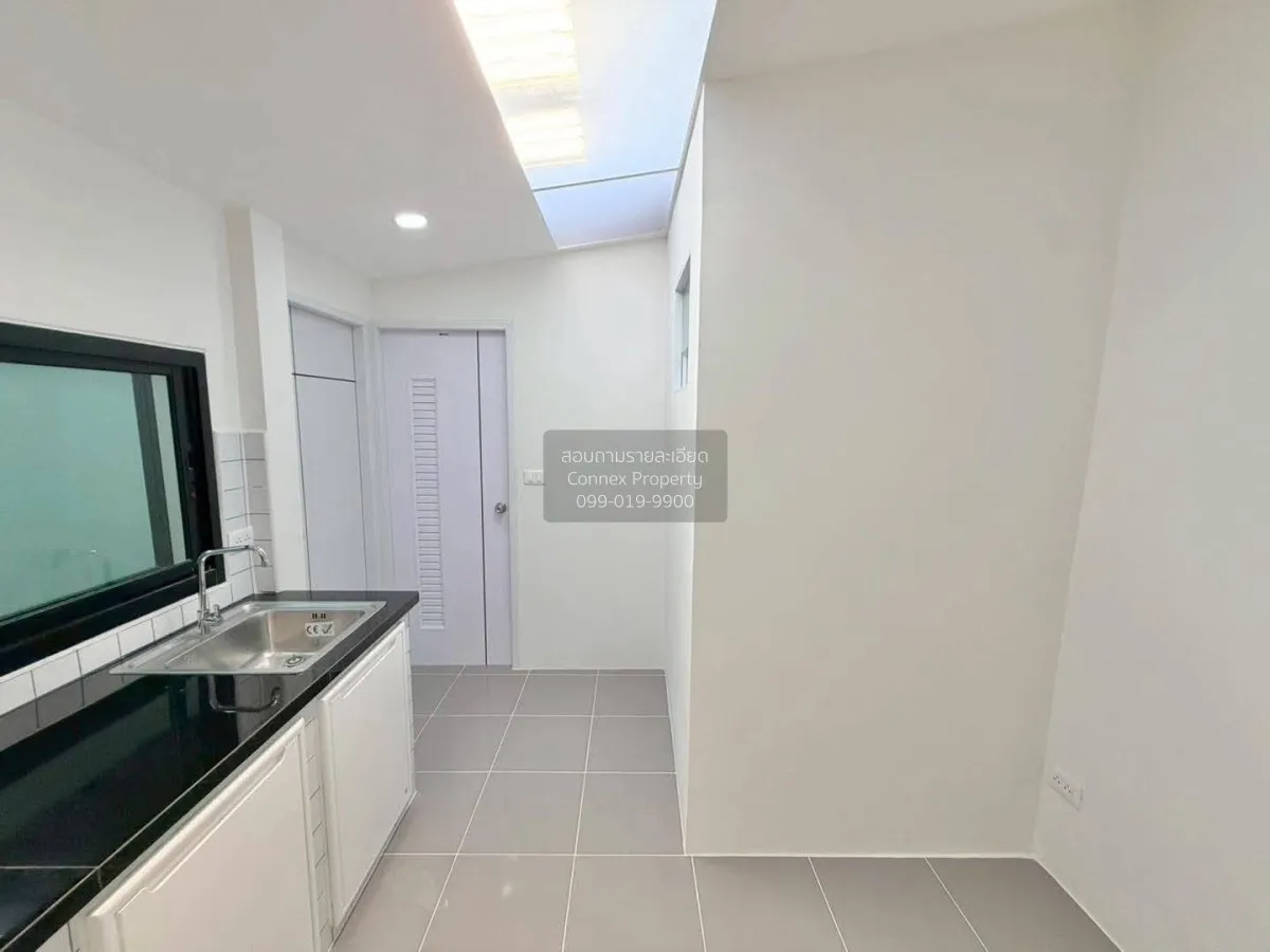 For Sale One and a half story townhouse , Soi Ngamwongwan 35 , ne