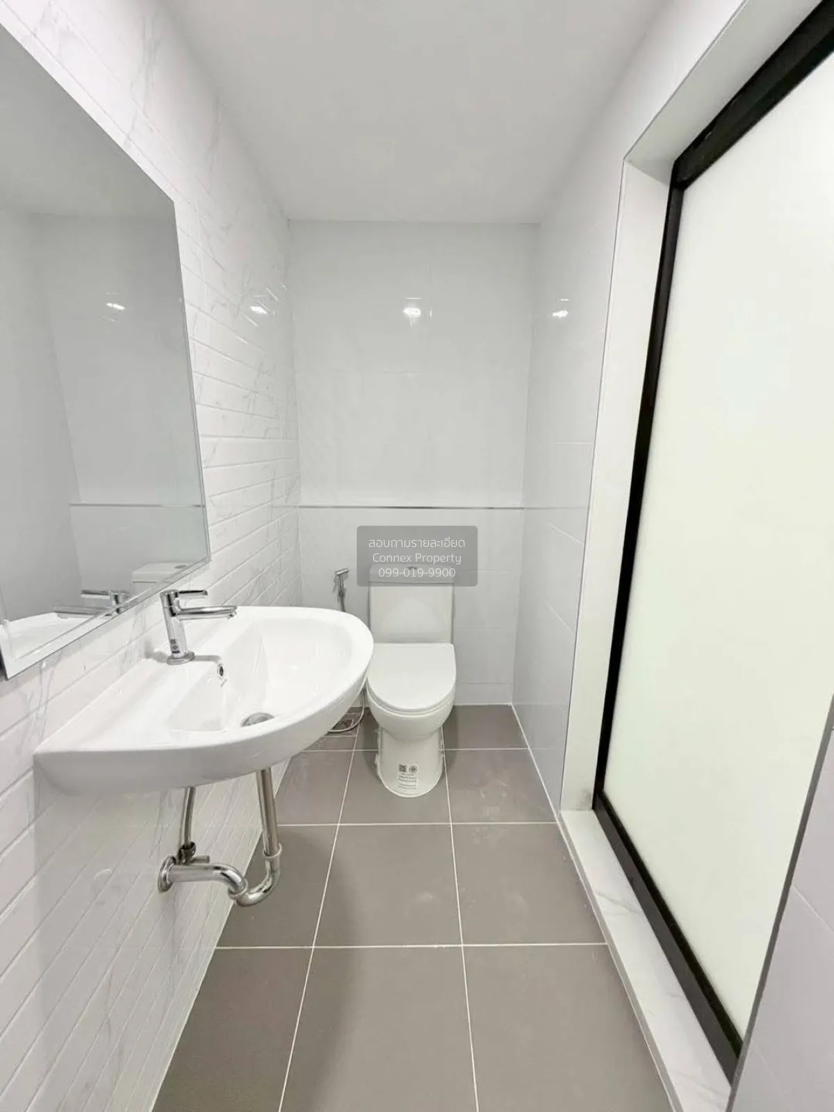 For Sale One and a half story townhouse , Soi Ngamwongwan 35 , ne