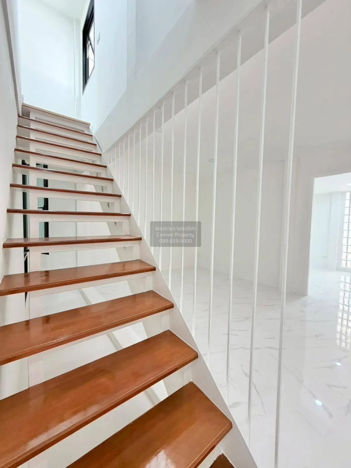 For Sale One and a half story townhouse , Soi Ngamwongwan 35 , ne