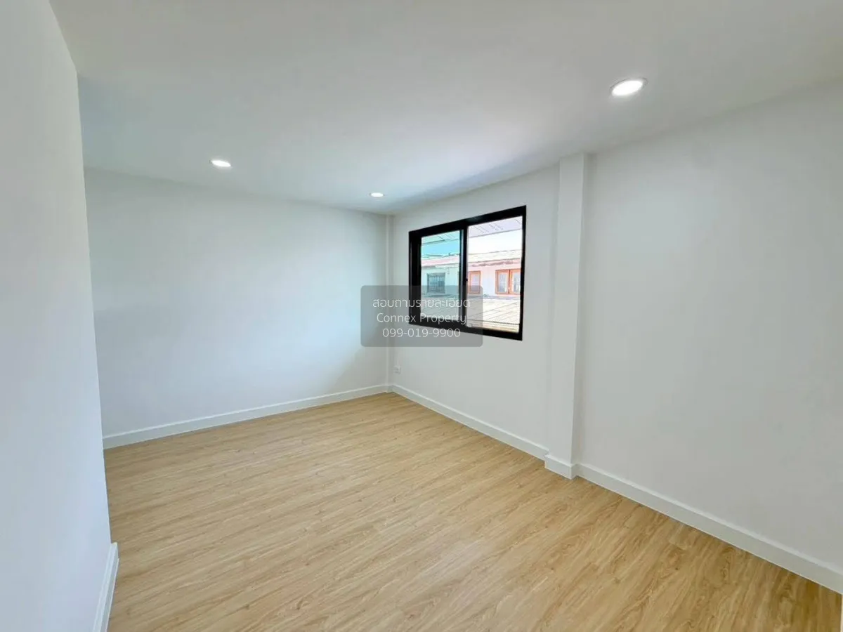 For Sale One and a half story townhouse , Soi Ngamwongwan 35 , ne