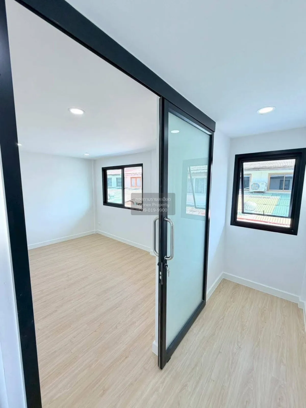 For Sale One and a half story townhouse , Soi Ngamwongwan 35 , ne