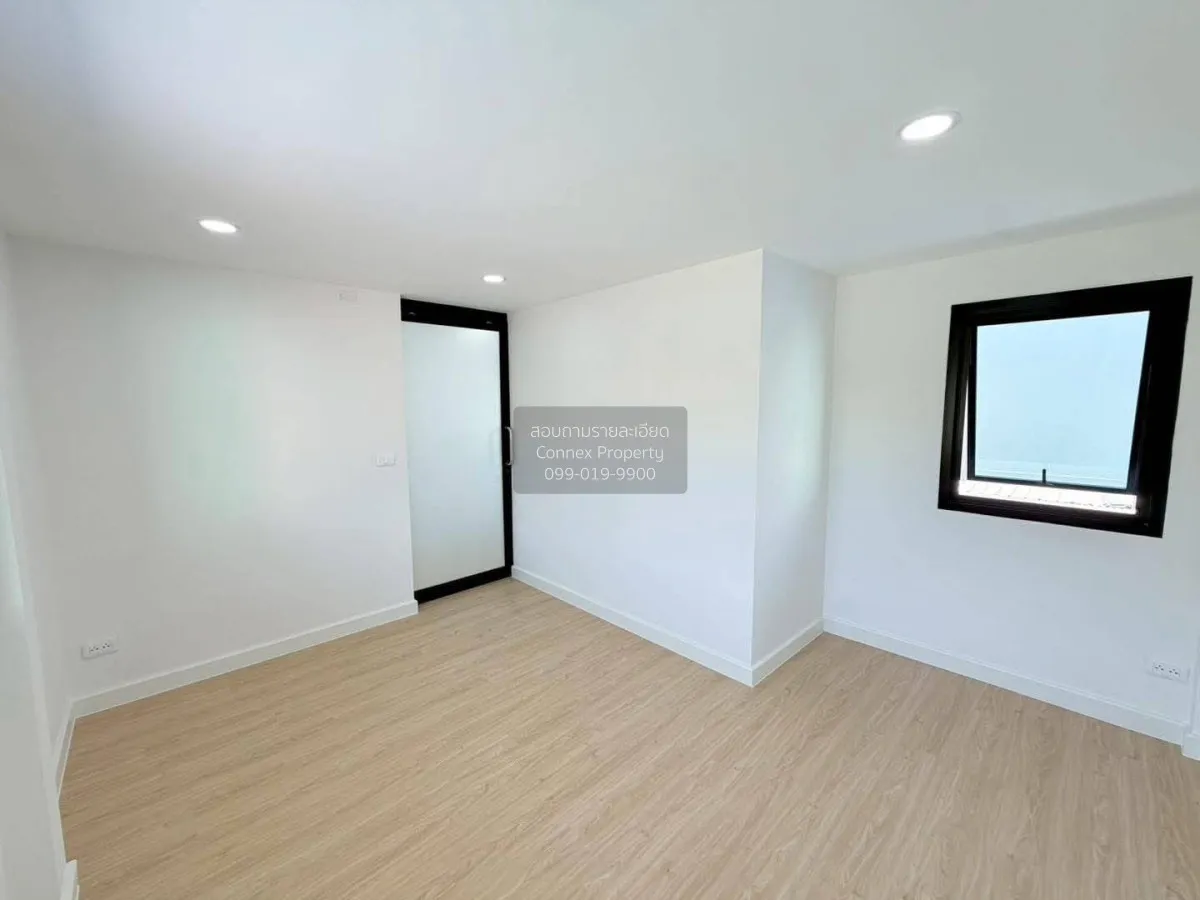 For Sale One and a half story townhouse , Soi Ngamwongwan 35 , ne