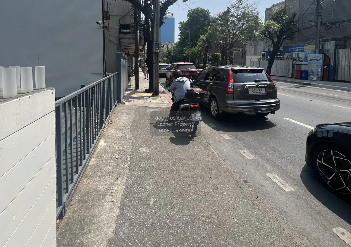 For Rent  For Lease / Business Takeover – 3-Storey Building (2,10 4