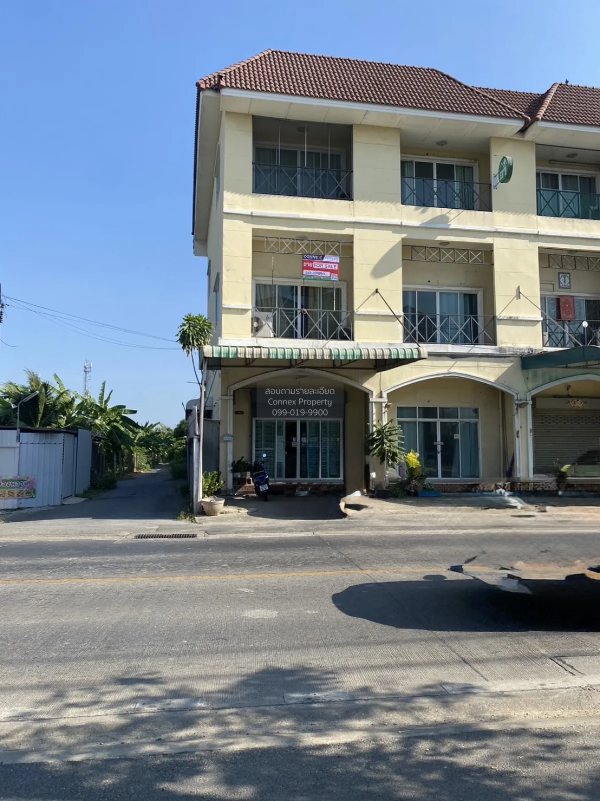 For Sale Townhouse/Townhome  , Chanantorn windmill , corner unit  2