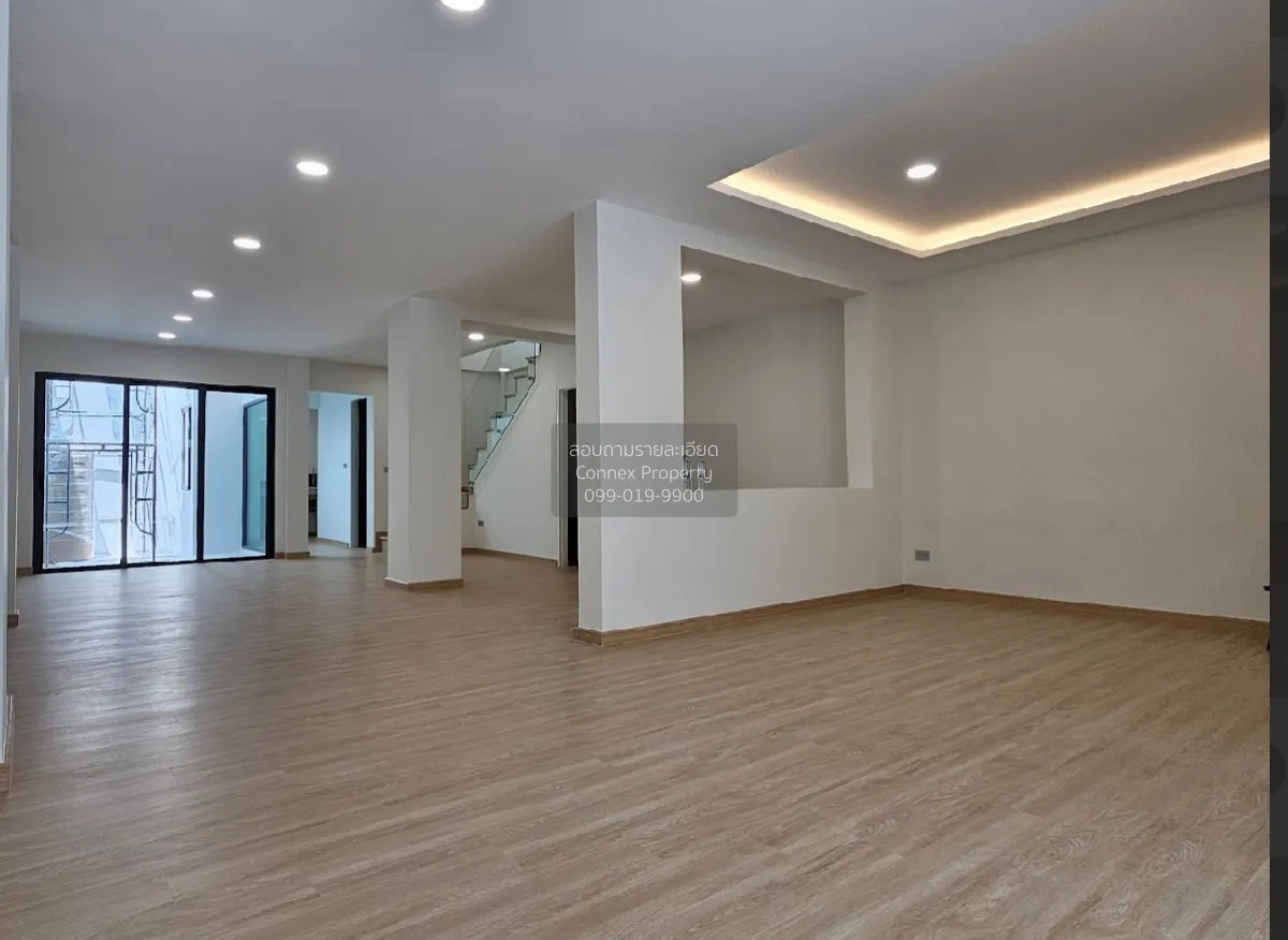 For Sale Townhouse/Townhome  , Lorelei Phahon 23 , wide frontage 