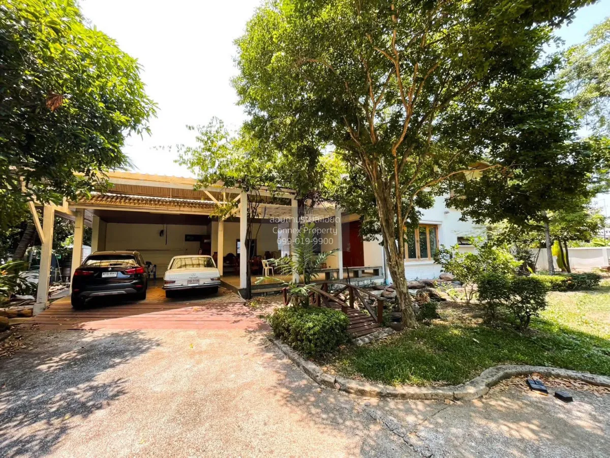 For Rent Traditional teakwood house located in Lat Phrao 48 , Sam 2