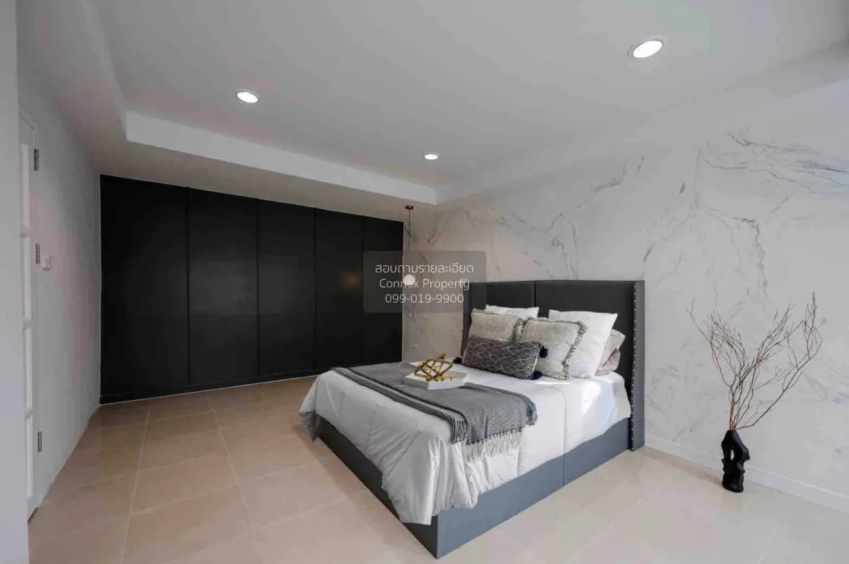 For Rent Single detached pool villa next to MRT Ratchada , Chomph