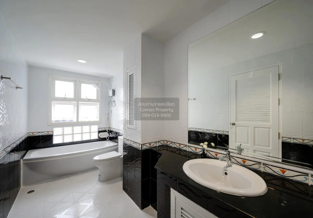 For Rent Single detached pool villa next to MRT Ratchada , Chomph