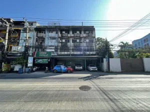 For Sale Three-story commercial buildings for sale, located next to each other, 950 meters from BTS Samrong station. , corner unit , Samrong Nuea , Mueang Samut Prakan , Samut Prakarn , CX-152933
