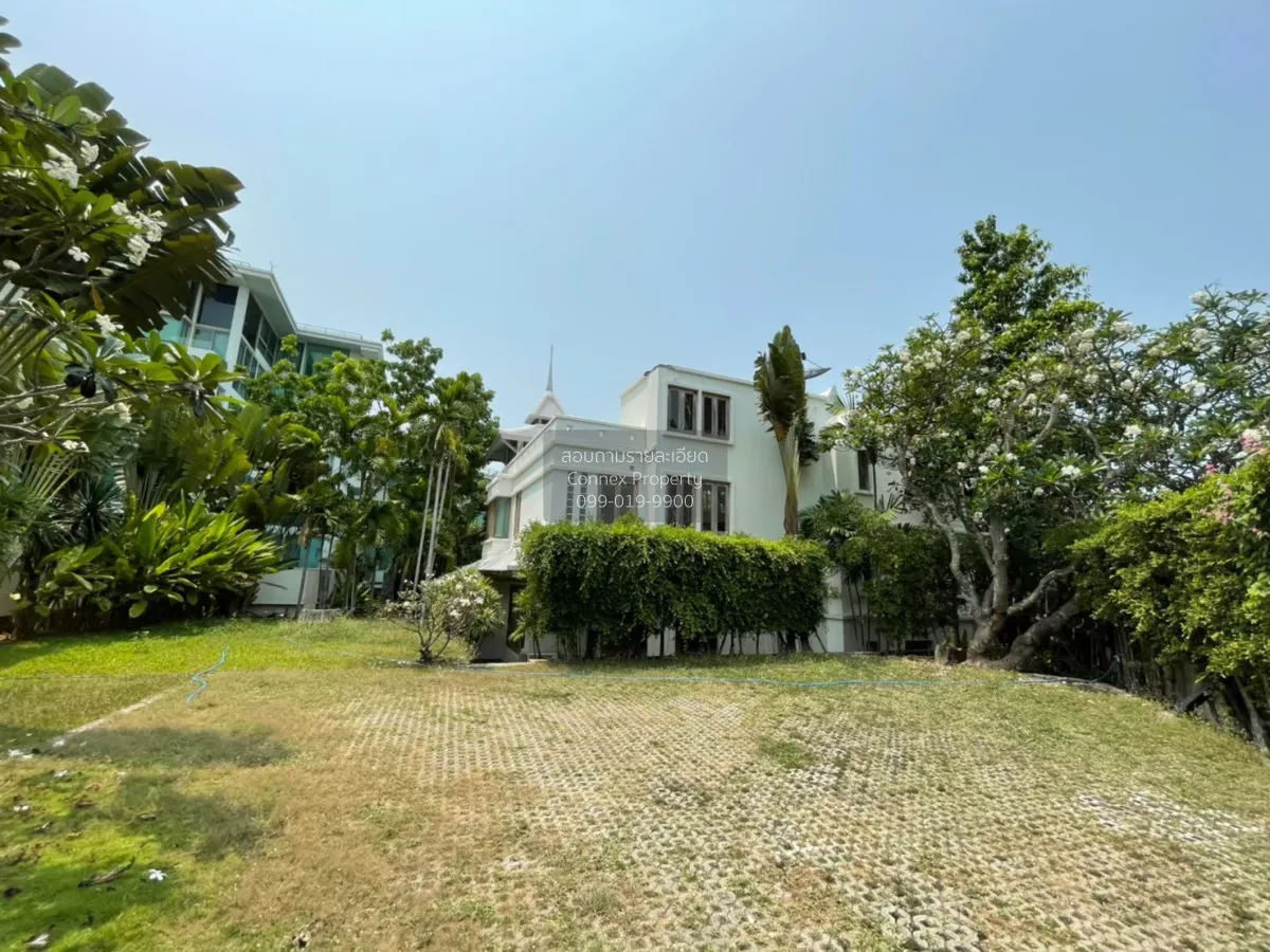 For Sale Private villa on North Pattaya beach with private pool. 