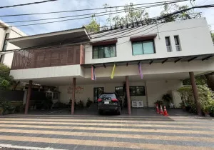 For Rent A Duplex house in Sukumvit Soi 24 right in the middle of the city , newly renovated , Khlong Toei , Khlong Toei , Bangkok , CX-156553