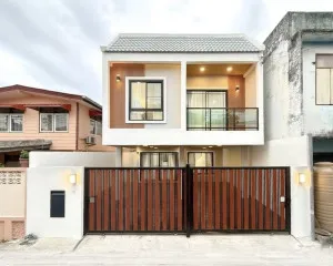 Two-story townhome near MRT Bang Yi Khan, Charansanitwong 46 - Bang Phlat.