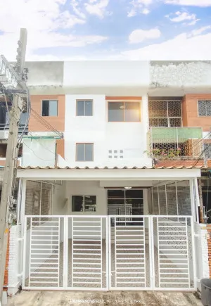ขายทาวน์โฮม 3 ชั้น ซอยอินทามระ 35 รีโนเวทใหม่ รัชดาภิเษก เขต ดินแดง กรุงเทพ CX-157639