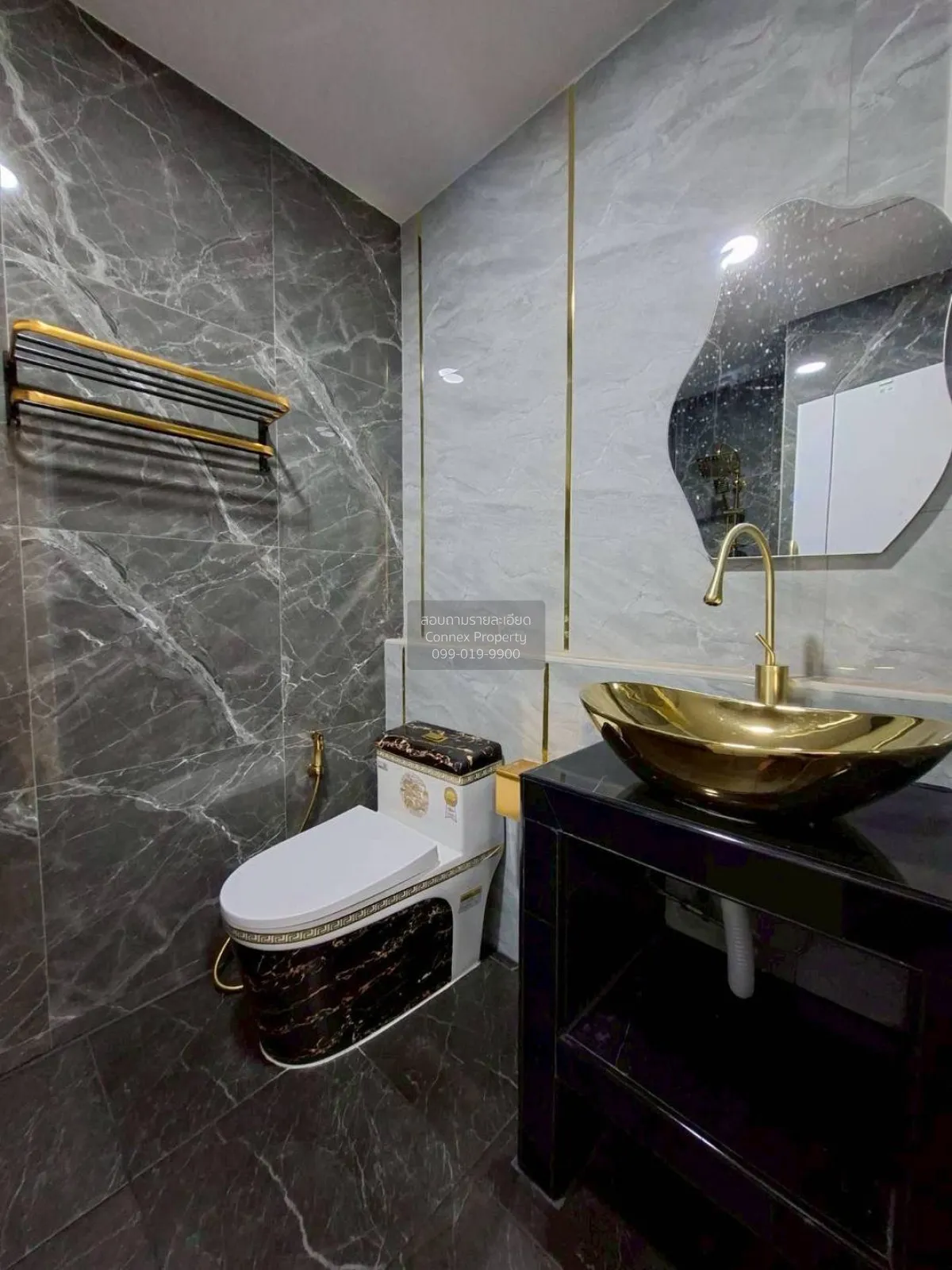 For Sale Townhouse/Townhome  , Town and Country , newly renovated
