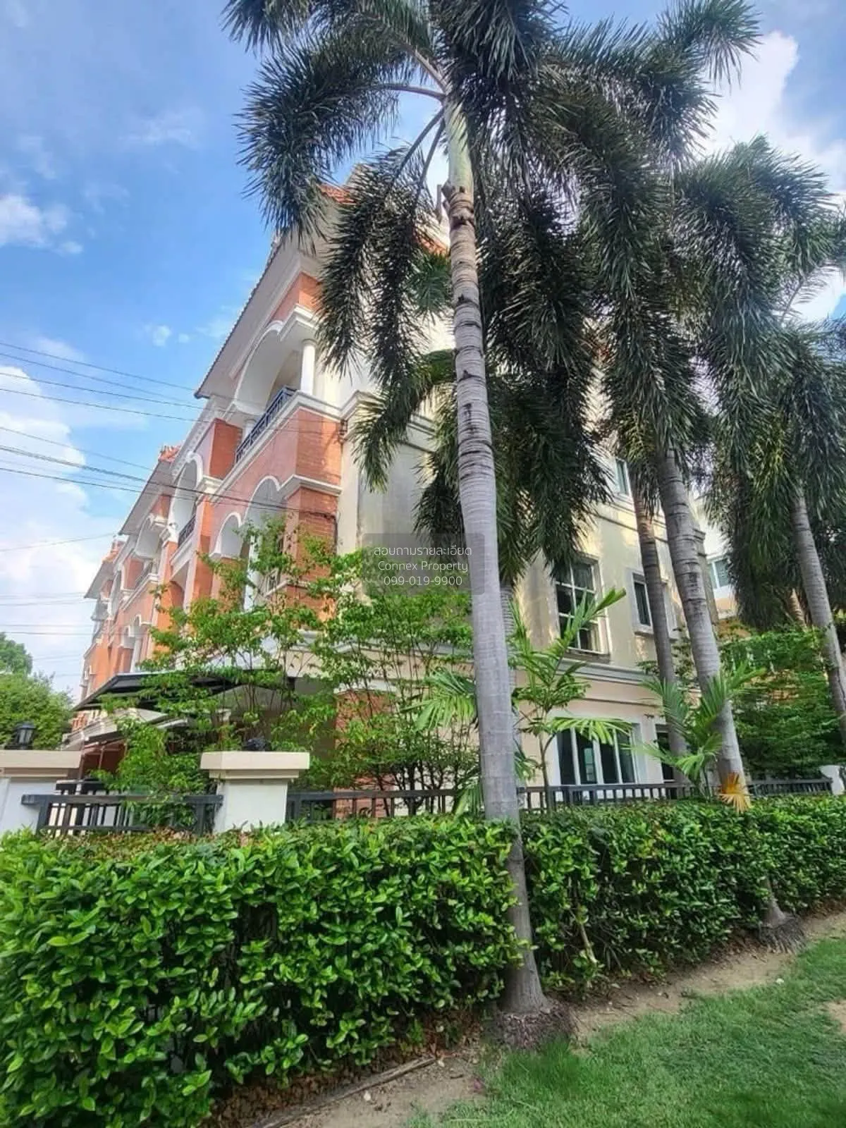 For Rent Townhouse/Townhome  , Casa City Ladprao , corner unit ,  2