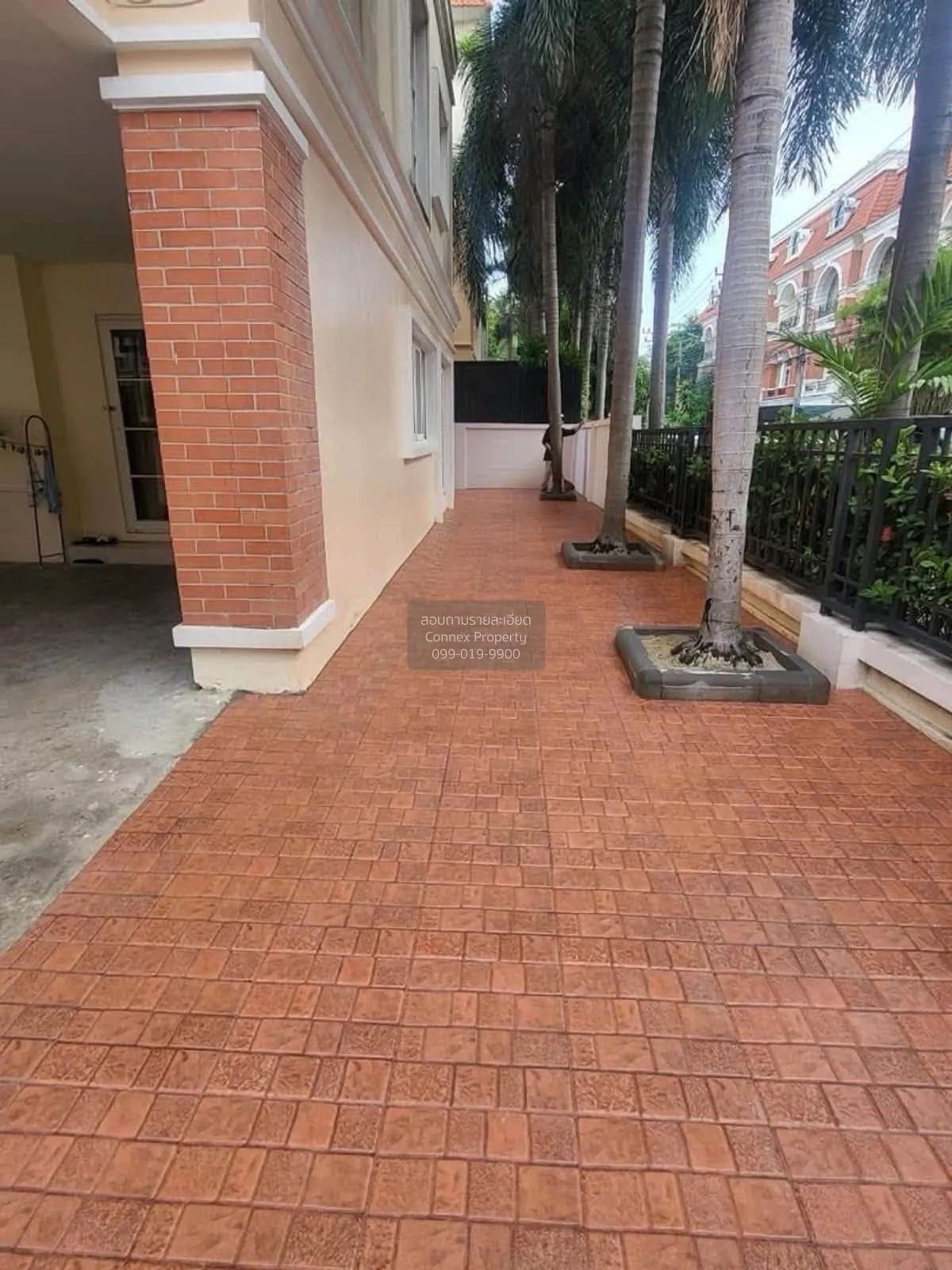 For Rent Townhouse/Townhome  , Casa City Ladprao , corner unit ,  3