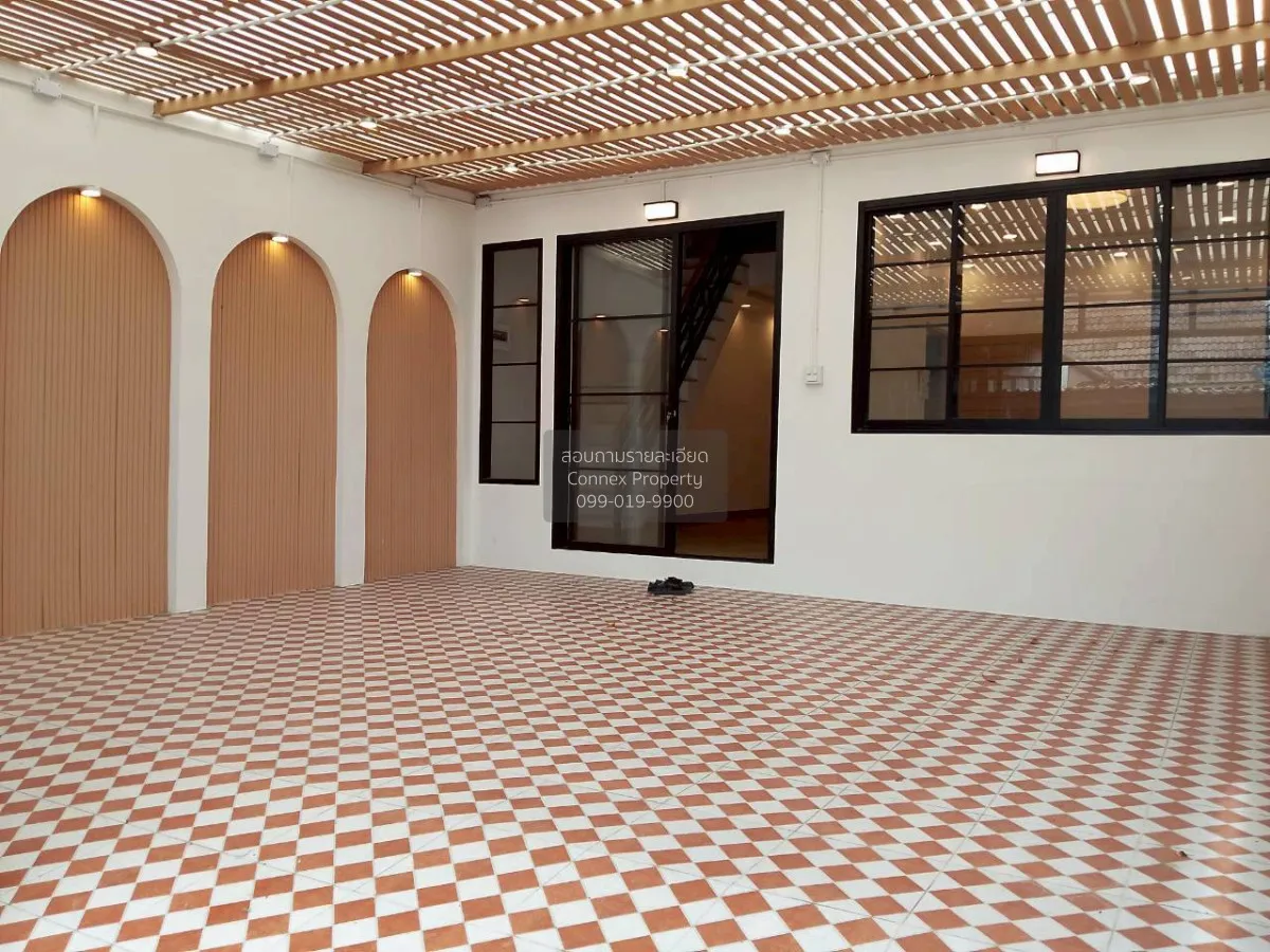 For Sale Tho Rukh Navamin 111 , corner unit , wide frontage , new 2
