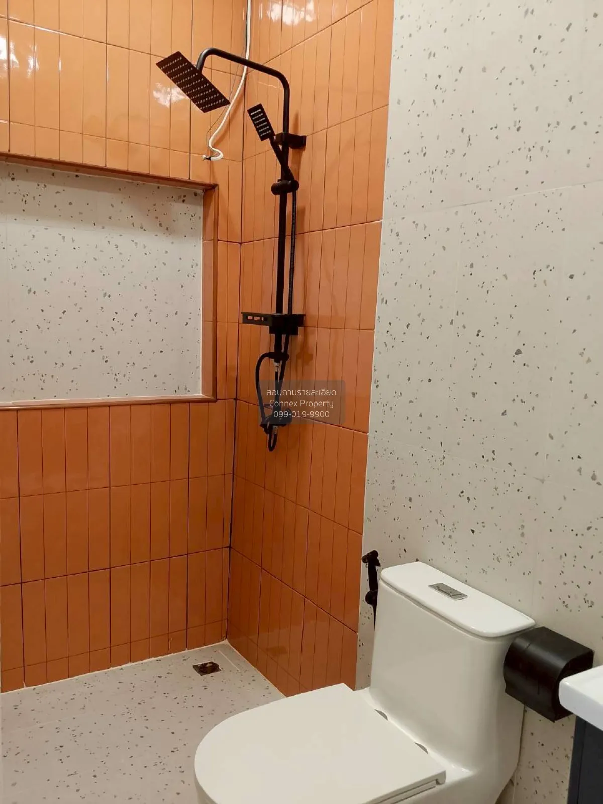 For Sale Tho Rukh Navamin 111 , corner unit , wide frontage , new