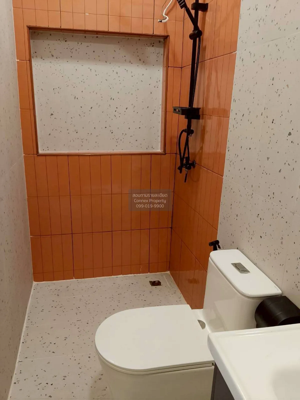 For Sale Tho Rukh Navamin 111 , corner unit , wide frontage , new