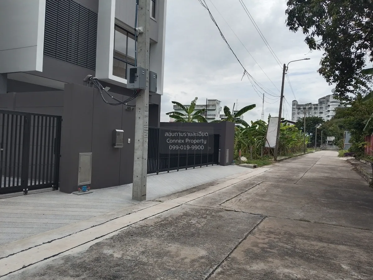 For Rent House , Feel Town Lat Phrao 101 , high floor , wide fron 3