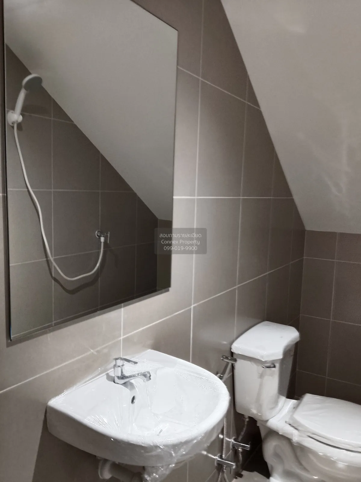 For Rent House , Feel Town Lat Phrao 101 , high floor , wide fron