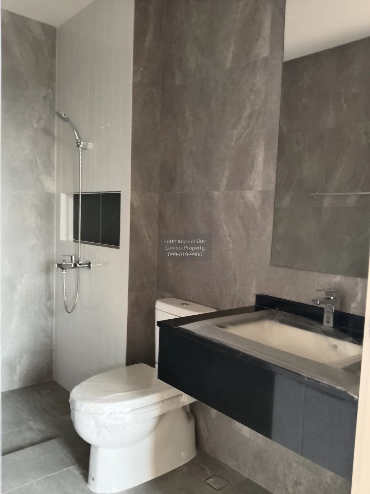For Rent House , Feel Town Lat Phrao 101 , high floor , wide fron