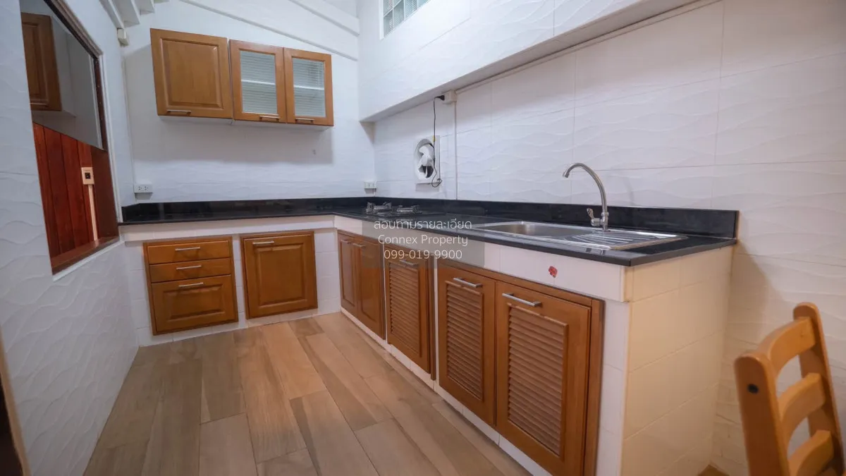 For Rent 4-story townhouse, Soi Ekkamai 26 and 28 (private road).