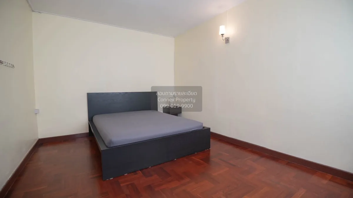 For Rent 4-story townhouse, Soi Ekkamai 26 and 28 (private road).