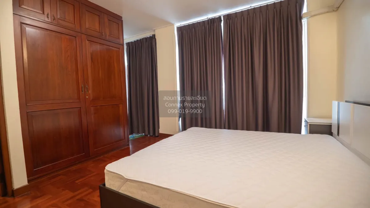 For Rent 4-story townhouse, Soi Ekkamai 26 and 28 (private road).