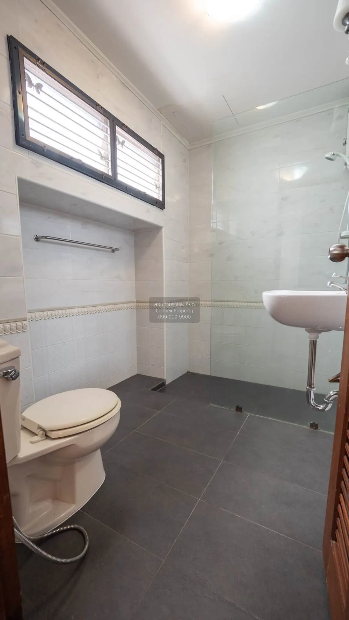 For Rent 4-story townhouse, Soi Ekkamai 26 and 28 (private road).